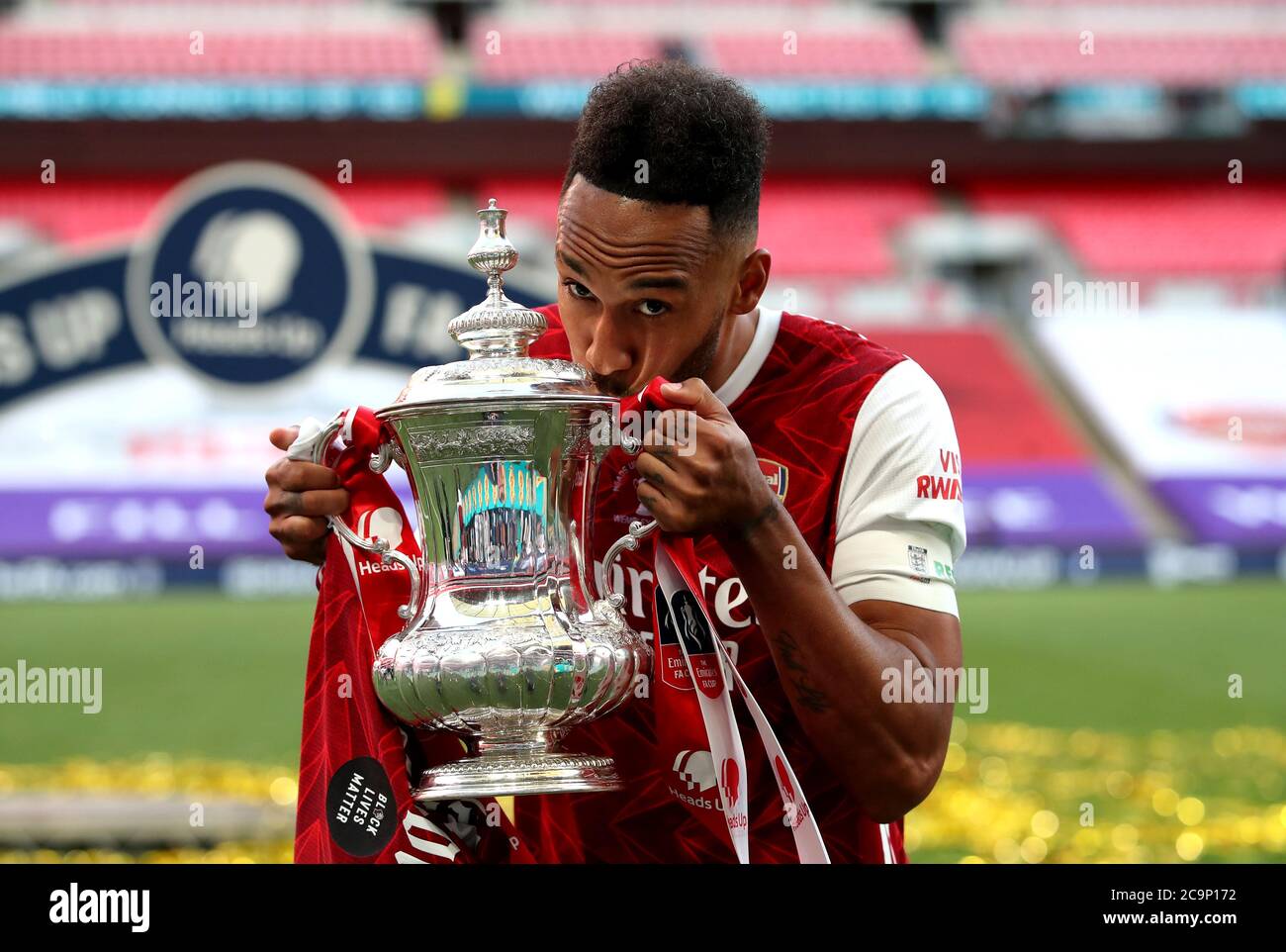 Pierre-Emerick Aubameyang d'Arsenal célèbre avec le trophée après avoir remporté le match final de la coupe de la FA Heads Up au stade Wembley, Londres. Banque D'Images