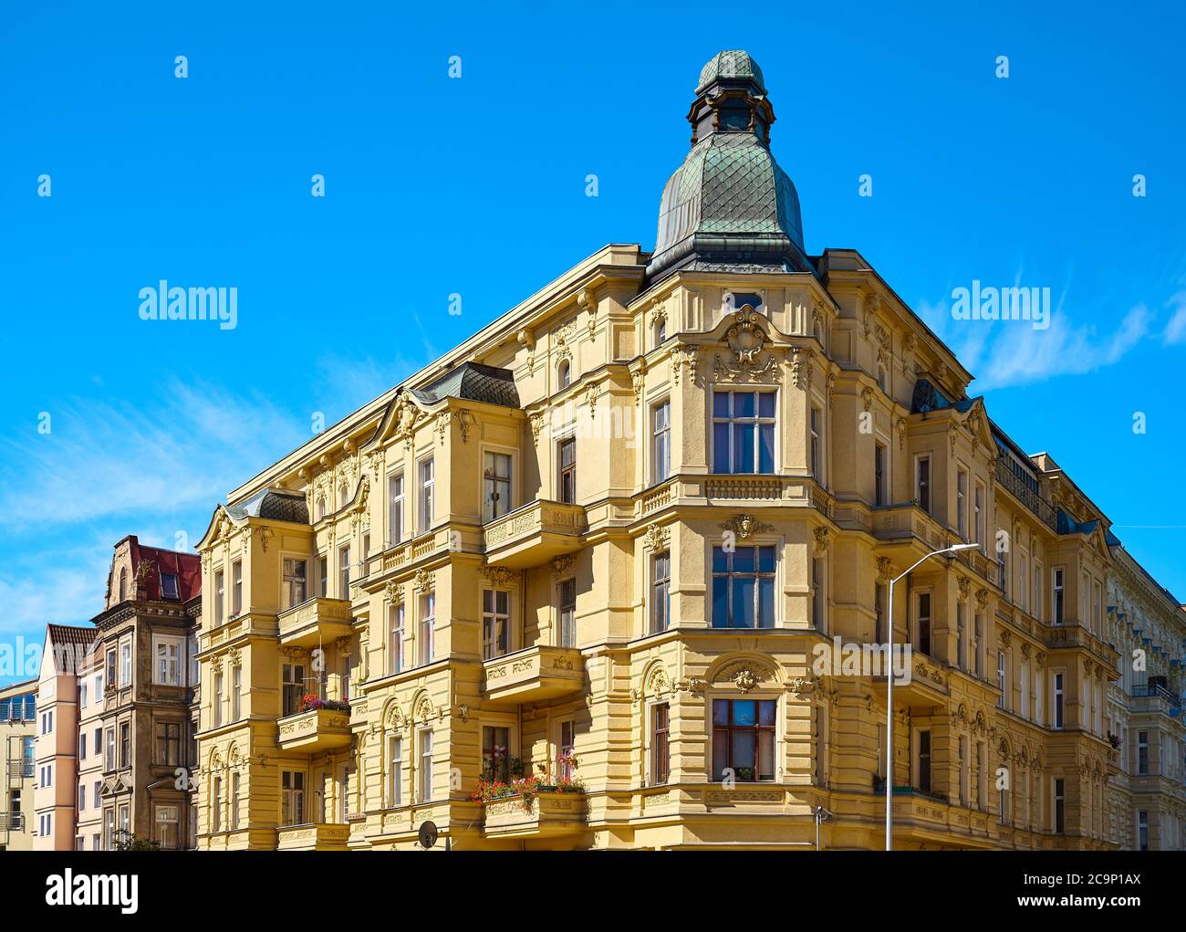 Anciennes maisons de tenement d'angle sur la rue Slaska à Szczecin, Pologne. Banque D'Images