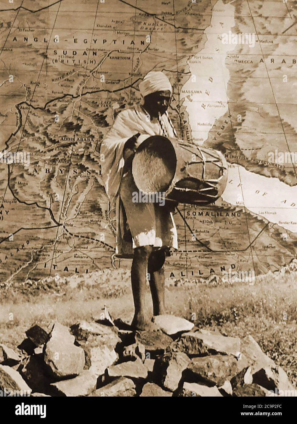 Une photo du magazine de 1935 illustrant l'invasion d'Abyssinia (Éthiopie) par l'Italie en octobre et une carte de la région. Sanctions suivies par la Société des Nations. La deuxième guerre italo-éthiopienne, appelée deuxième guerre italo-abyssinienne, était une guerre d'agression qui a été menée entre l'Italie et l'Éthiopie d'octobre 1935 à février 1937. 200,000 soldats italiens commandés par le maréchal Emilio de Bono ont attaqué de leur territoire en Érythrée. Pendant la guerre, le gaz moutarde a été utilisé malgré cette violation de la Convention de Genève.l'Allemagne nazie a apporté son soutien à l'Italie. Banque D'Images