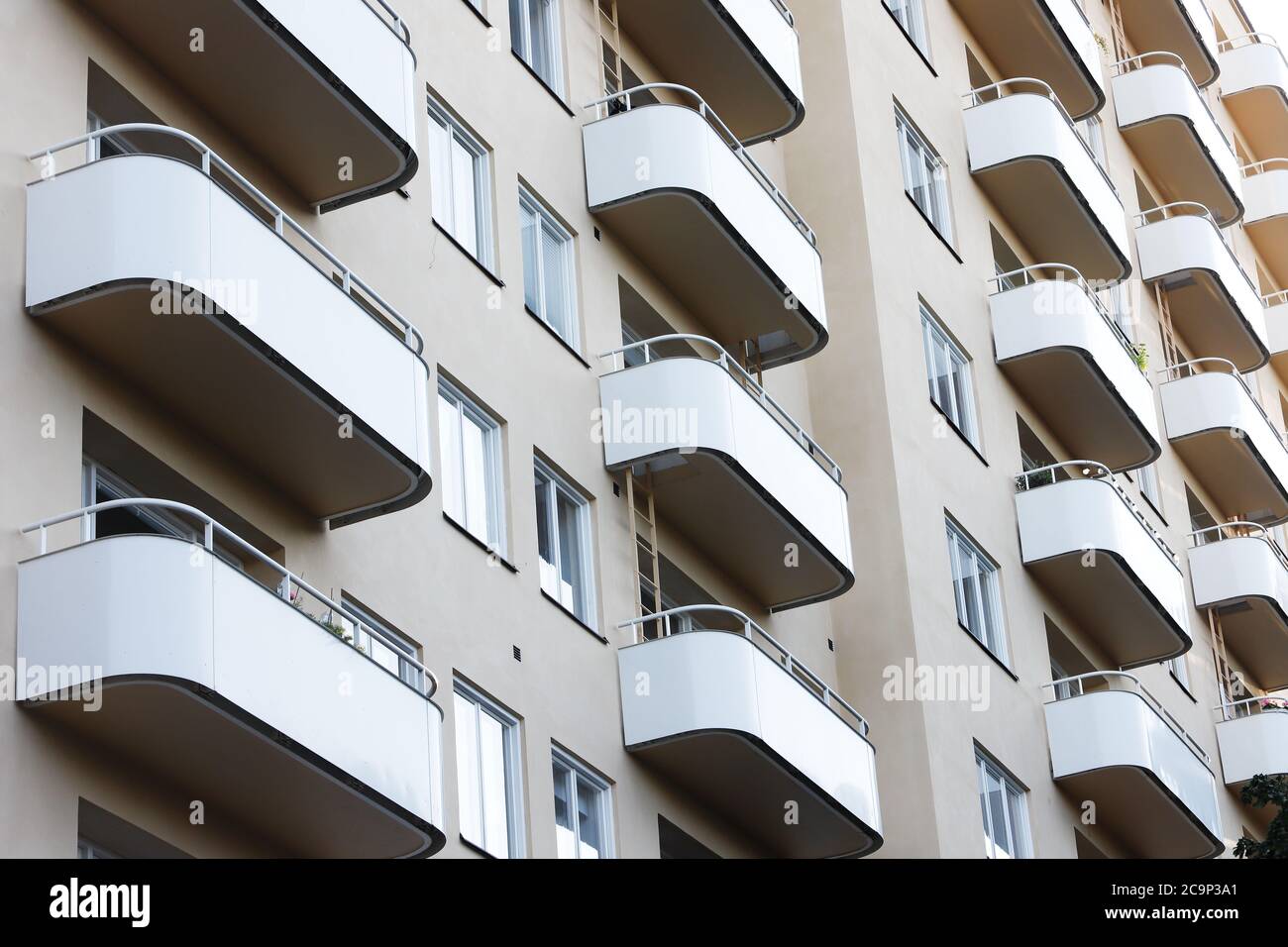 Immeuble d'appartements avec balcon. Banque D'Images