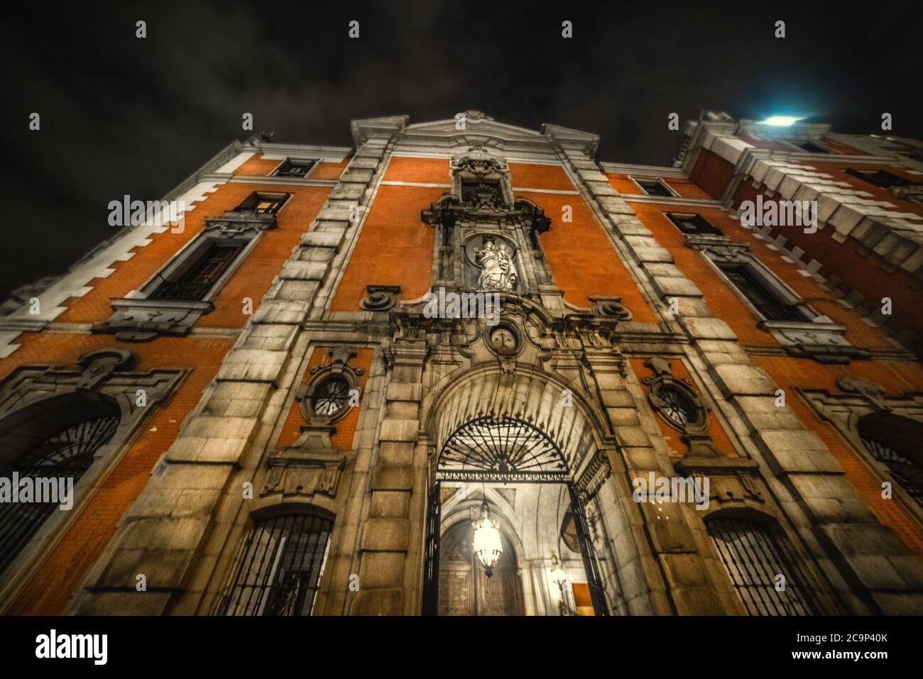 Iglesia de las Calatravas sur une nuit claire dans le centre de Madrid, Espagne Banque D'Images