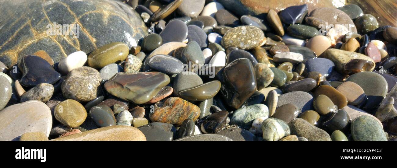 Motif sur la plage de pierres de mer turquoise pour le design. Magnifique fond de gravier. Texture de la pierre. Image pour bureau, fonds d'écran, bannière. Banque D'Images