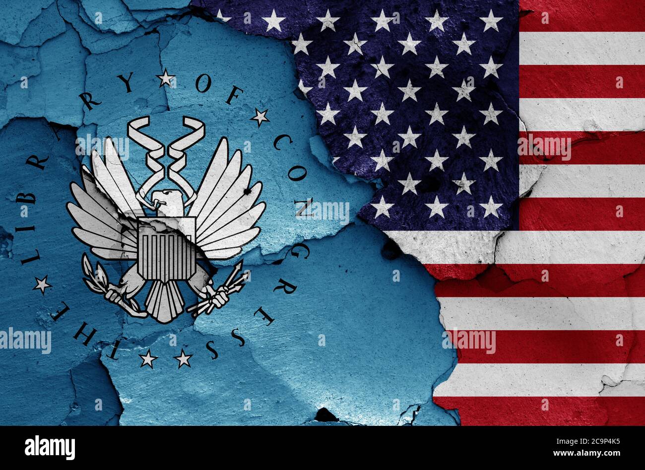 Drapeaux de la Bibliothèque du Congrès et des Etats-Unis peints sur un mur fissuré Banque D'Images