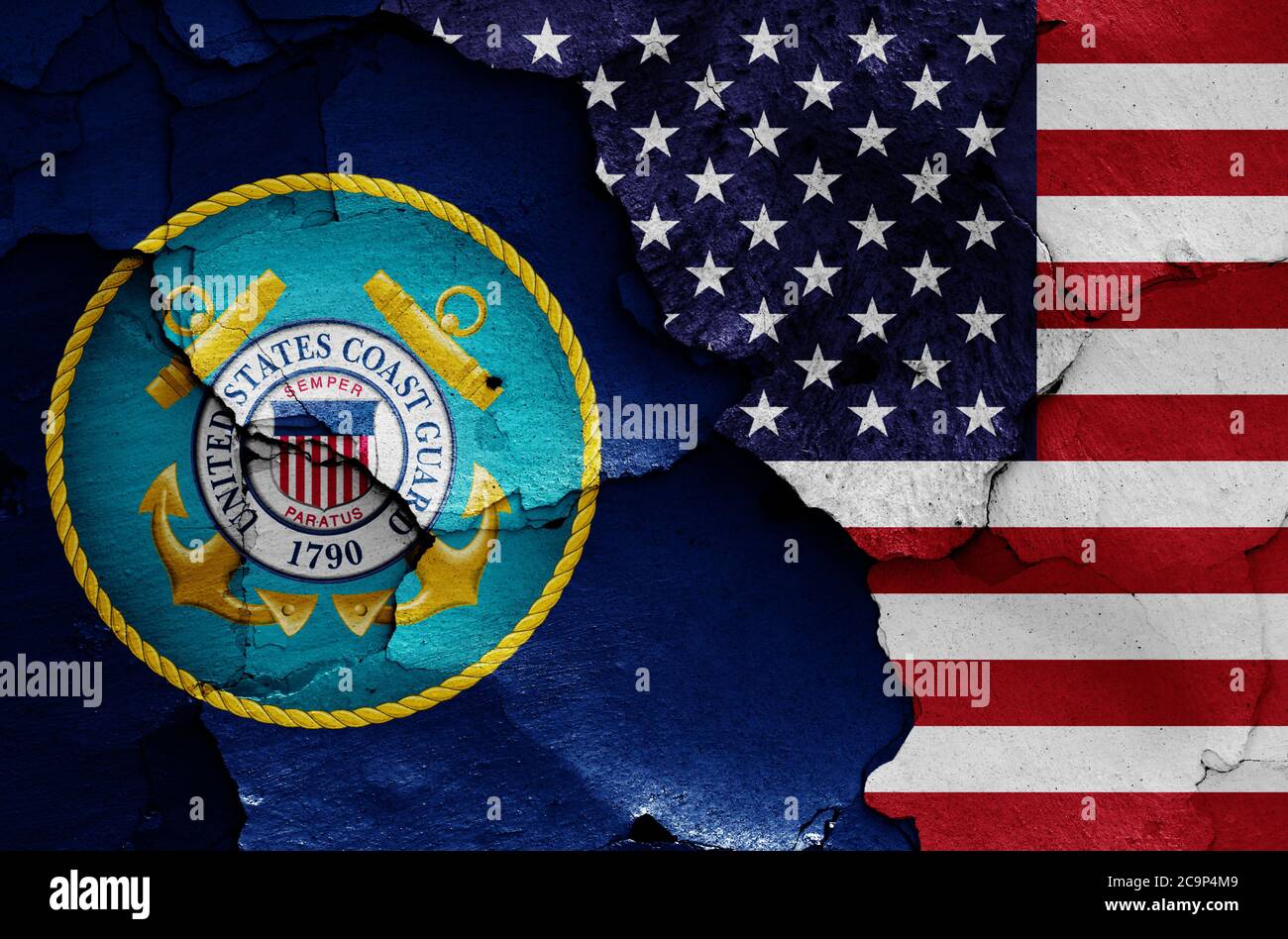Drapeaux de la Garde côtière des États-Unis et des États-Unis peints sur un mur fissuré Banque D'Images Drapeaux de la Garde côtière des États-Unis et des États-Unis peints sur un mur fissuré Banque D'Images
