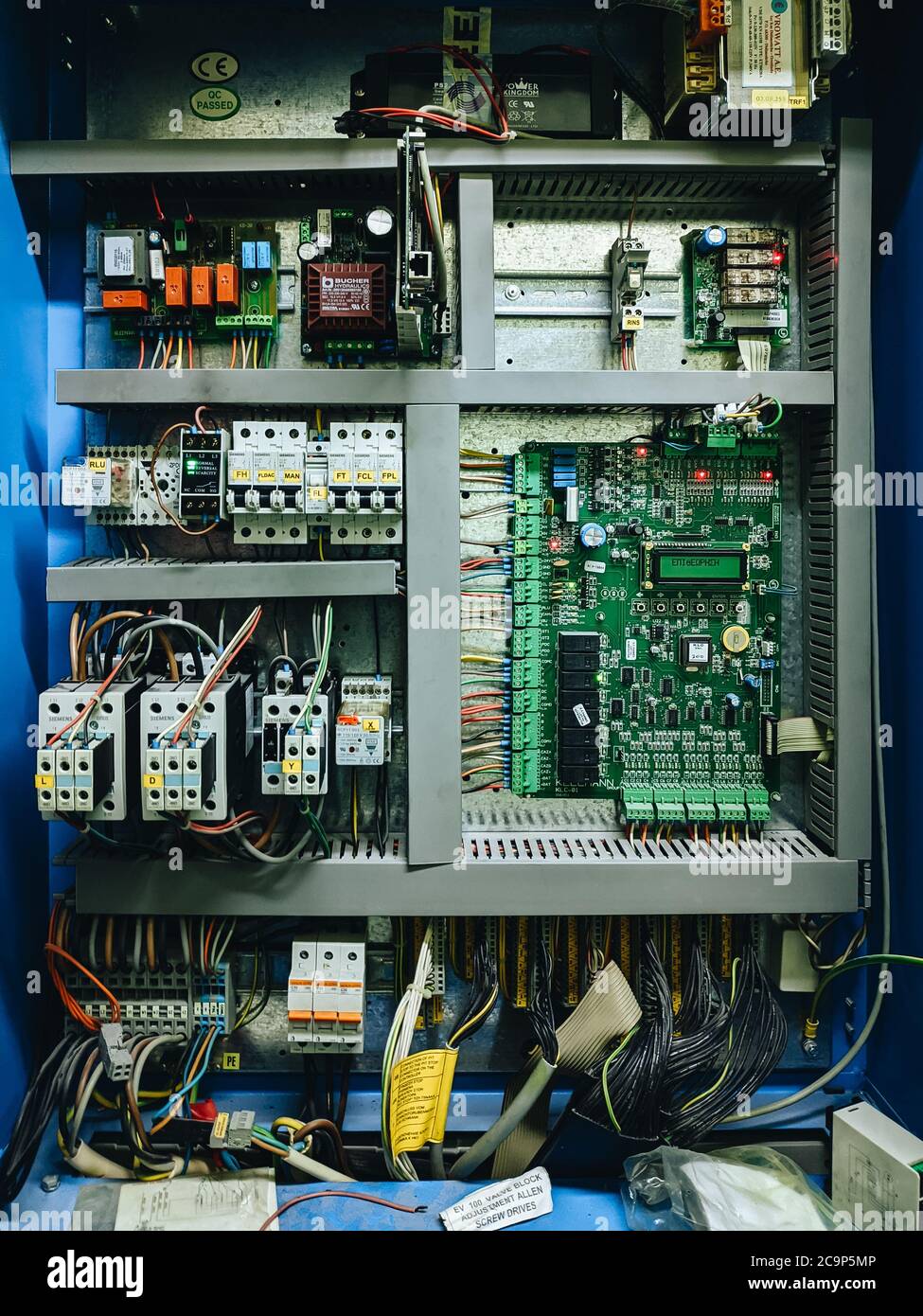 Budva, Monténégro - 01 août 2020 : carte de contrôle des ascenseurs. Microcircuit industriel, carte mère imprimée avec transistors et fusibles et Banque D'Images