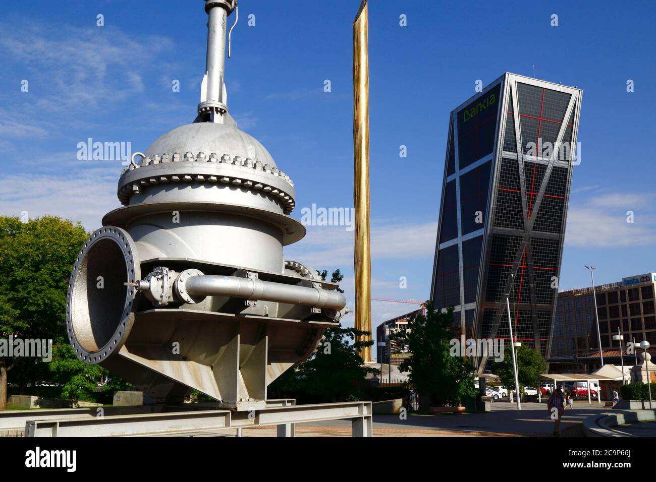 Machines d'anciens travaux d'eau, une des Tours de porte d'Europe / KIO sur RHS, Parque Cuarto Deposito, Madrid, Espagne Banque D'Images