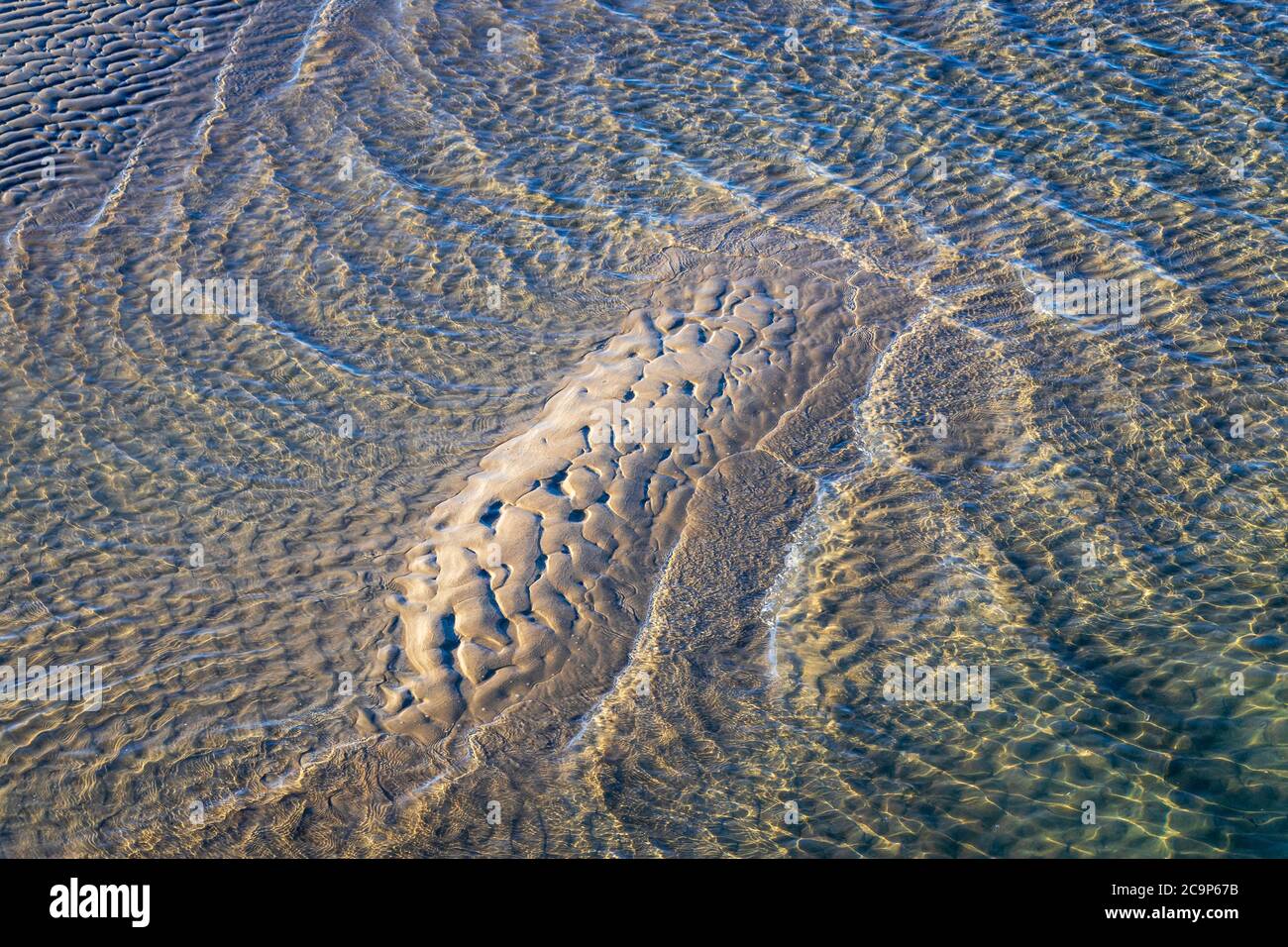 Motifs de barres de sable en eau peu profonde Banque D'Images