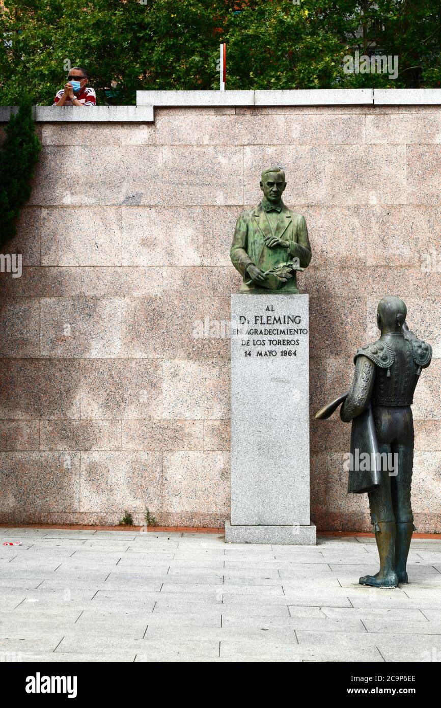 Monument de toreros en hommage au Dr Alexander Fleming (le médecin écossais qui a découvert la pénicilline) sur la Plaza Las Ventas, Madrid, Espagne Banque D'Images