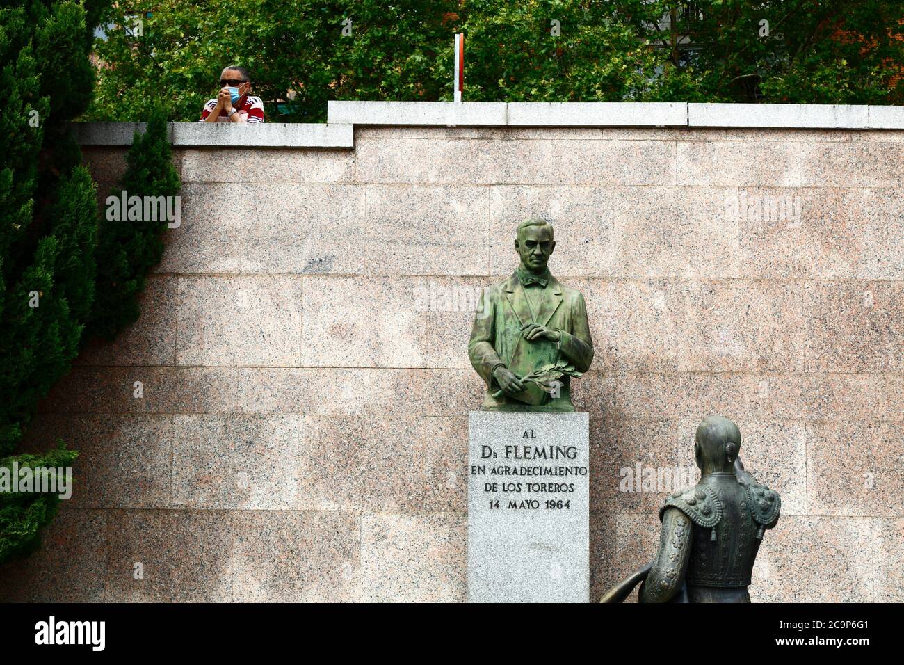 Monument de toreros en hommage au Dr Alexander Fleming (le médecin écossais qui a découvert la pénicilline) sur la Plaza Las Ventas, Madrid, Espagne Banque D'Images