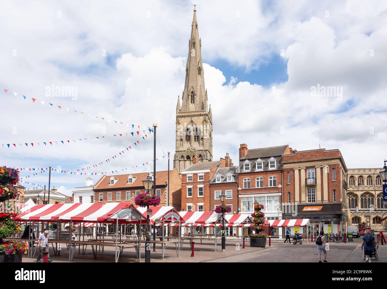Étals du marché et église St Mary Magdalene, place du marché, Newark-on-Trent, Nottinghamshire, Angleterre, Royaume-Uni Banque D'Images