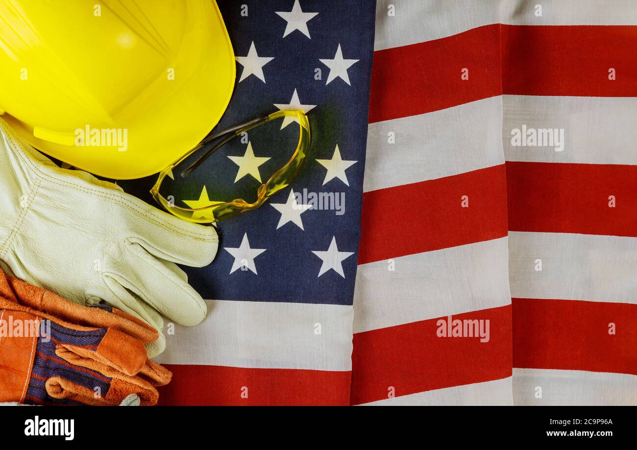 Casque de construction jaune casque cuir gants des Etats-Unis drapeau d'Amérique bonne journée du travail Banque D'Images