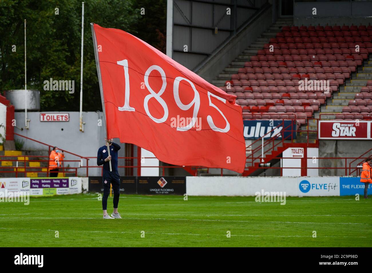 Dublin, Irlande. 1er août 2020. Drapeau de Shelbourne lors du match de première division de l'Airtricity SSE entre le Shelbourne FC et le Waterford FC à Tolka Park à Dublin, Irlande le 1er août 2020 (photo par Andrew SURMA/SIPA USA) crédit: SIPA USA/Alay Live News Banque D'Images