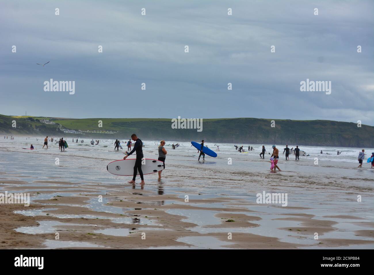 Surfeurs sur la belle plage de Woolacombe Banque D'Images