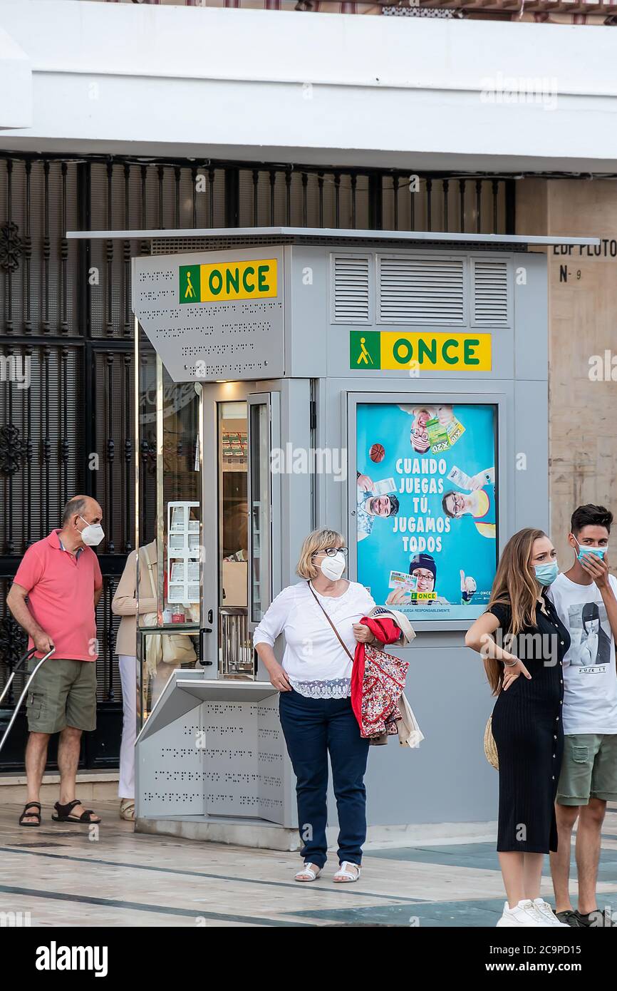Punta Umbria, Huelva, Espagne - 11 juillet 2020: L'homme dans le masque protecteur achète des billets de loterie à une SEULE BORNE à Punta Umbria, Andalousie, Espagne Banque D'Images