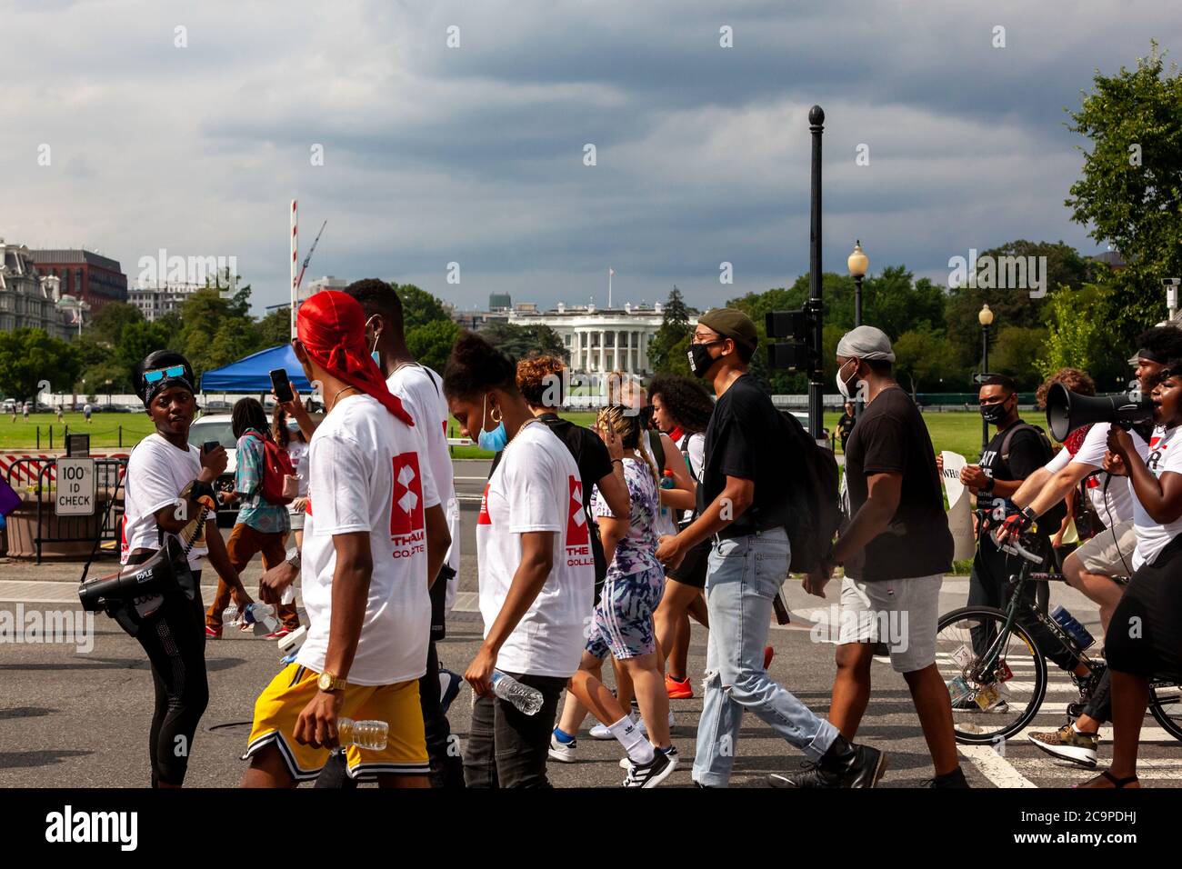 Washington, DC, États-Unis. 1er août 2020. Photo : les manifestants passent devant la pelouse sud de la Maison Blanche pendant la Marche de la demande DC, organisée par le collectif Palm. Les manifestants exigent quatre changements de la part du gouvernement de la ville : des écoles sans police, la fin de l'immunité qualifiée des policiers, un nouveau département de la sécurité publique et la désignation du jour d'élection comme jour férié. Crédit : Allison C Bailey/Alamy crédit : Allison Bailey/Alamy Live News Banque D'Images