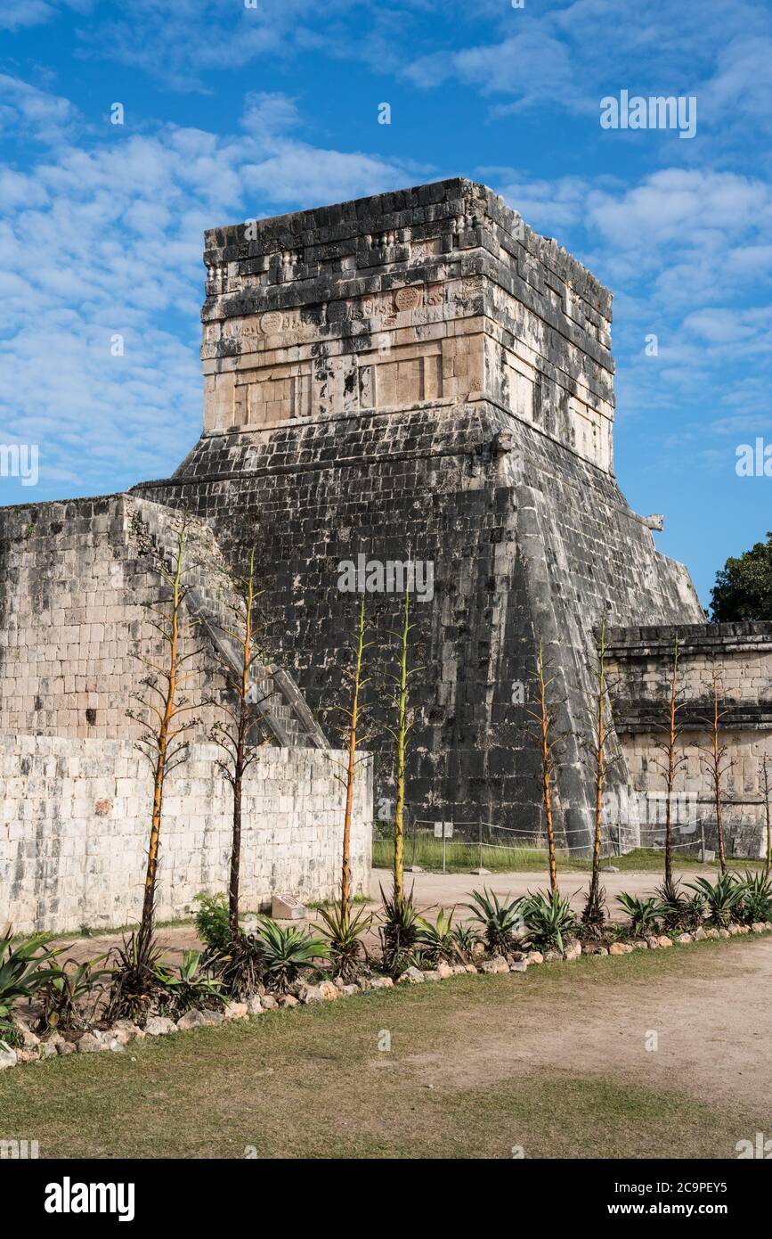 Le Temple supérieur de la Jaguar surplombant le Grand terrain de bal dans les ruines de la grande ville maya de Chichen Itza, Yucatan, Mexique. Banque D'Images