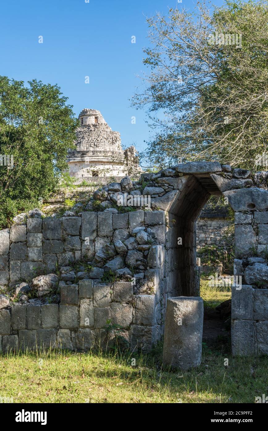 Le Temple des panneaux sculptés dans les ruines de la grande ville maya de Chichen Itza, Yucatan, Mexique. Derrière se trouve le Caracol ou l'Observatoire. Banque D'Images