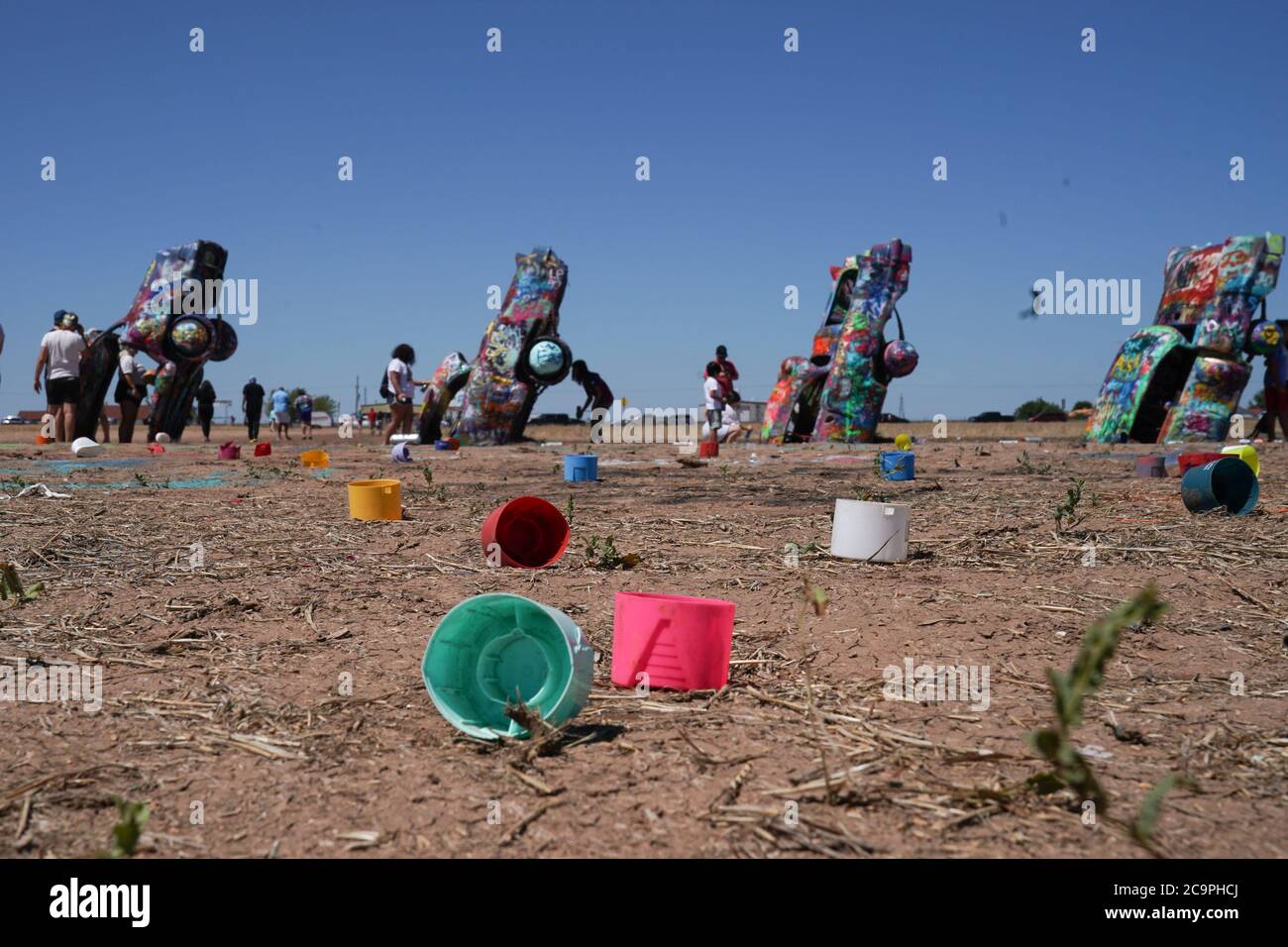 TX, États-Unis. 31 juillet 2020. La peinture en aérosol peut être appliquée sur le sol à Cadillac Ranch, une installation d'art et de sculpture publique à Amarillo, Texas, le 31 juillet 2020. Il a été créé en 1974 par Chip Lord, Hudson Marquez et Doug Michels, qui faisaient partie du groupe d'art Ant Farm. L'installation se compose de dix Cadillac enterrés nez en premier dans le sol. Crédit : Bryan Smith/ZUMA Wire/Alay Live News Banque D'Images