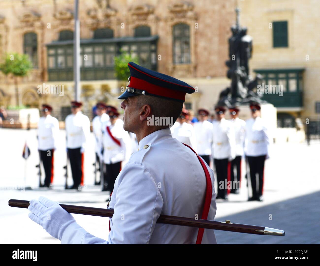 Cérémonie de la relève des gardes à la place Saint-George à la Valette, Malte. Banque D'Images