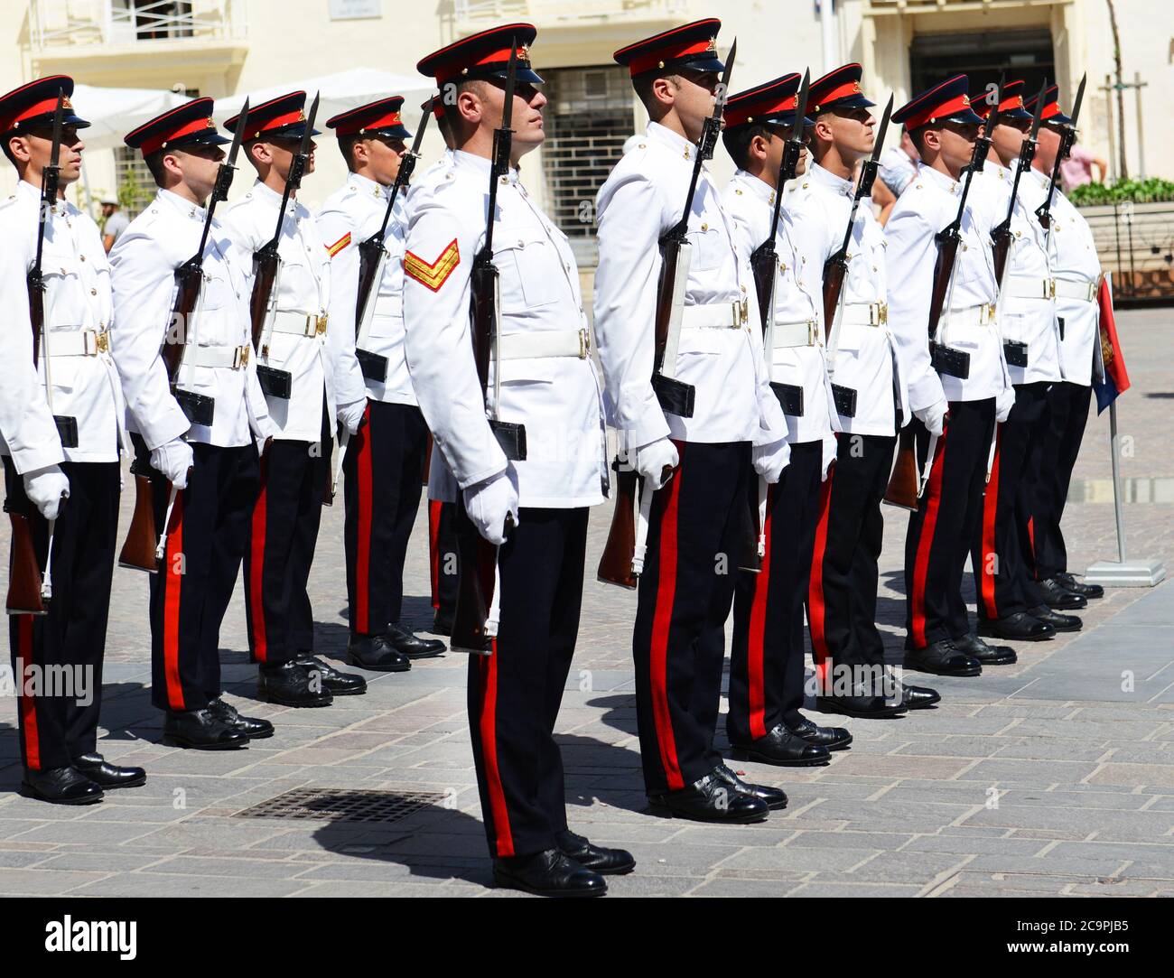 Cérémonie de la relève des gardes à la place Saint-George à la Valette, Malte. Banque D'Images