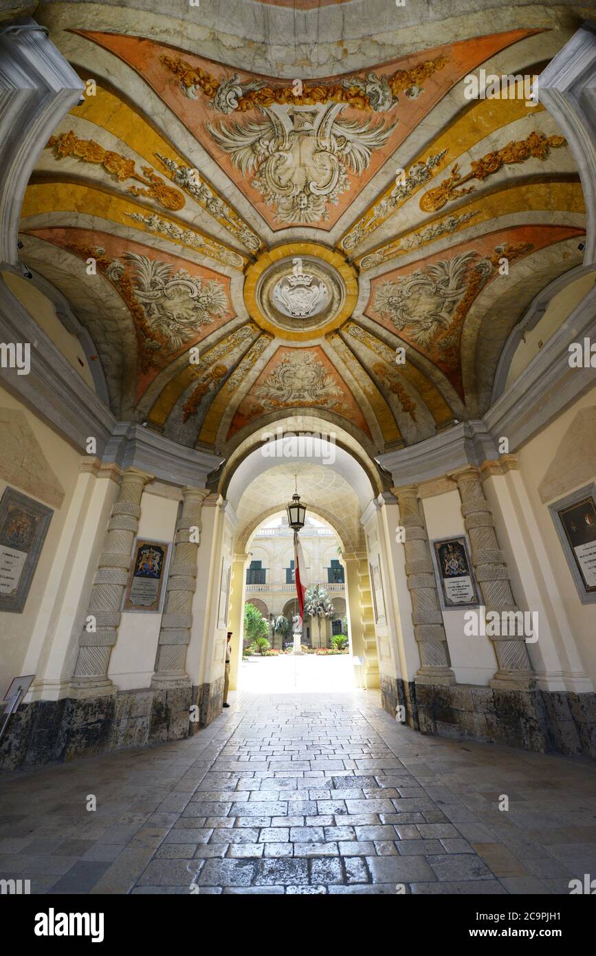 Entrée au Palais du Grand Maître, qui abrite la Chambre des représentants et le Bureau du Président de Malte, la Valette, Malte. Banque D'Images