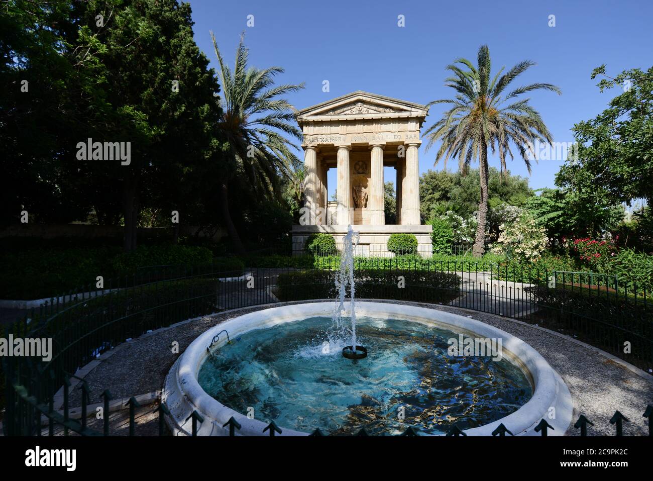 Monument à Sir Alexander ball aux jardins de la Basse-Barakka à la Valette, Malte. Banque D'Images