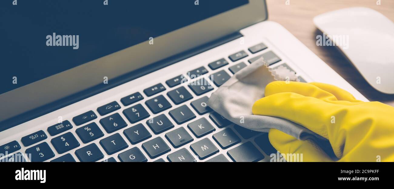 Main de l'homme nettoyage clavier ordinateur avec antibactérien pour  protéger la maladie épidémique covid-19, tissu ayant l'alcool antiseptique  nettoyer et laver lapto Photo Stock - Alamy