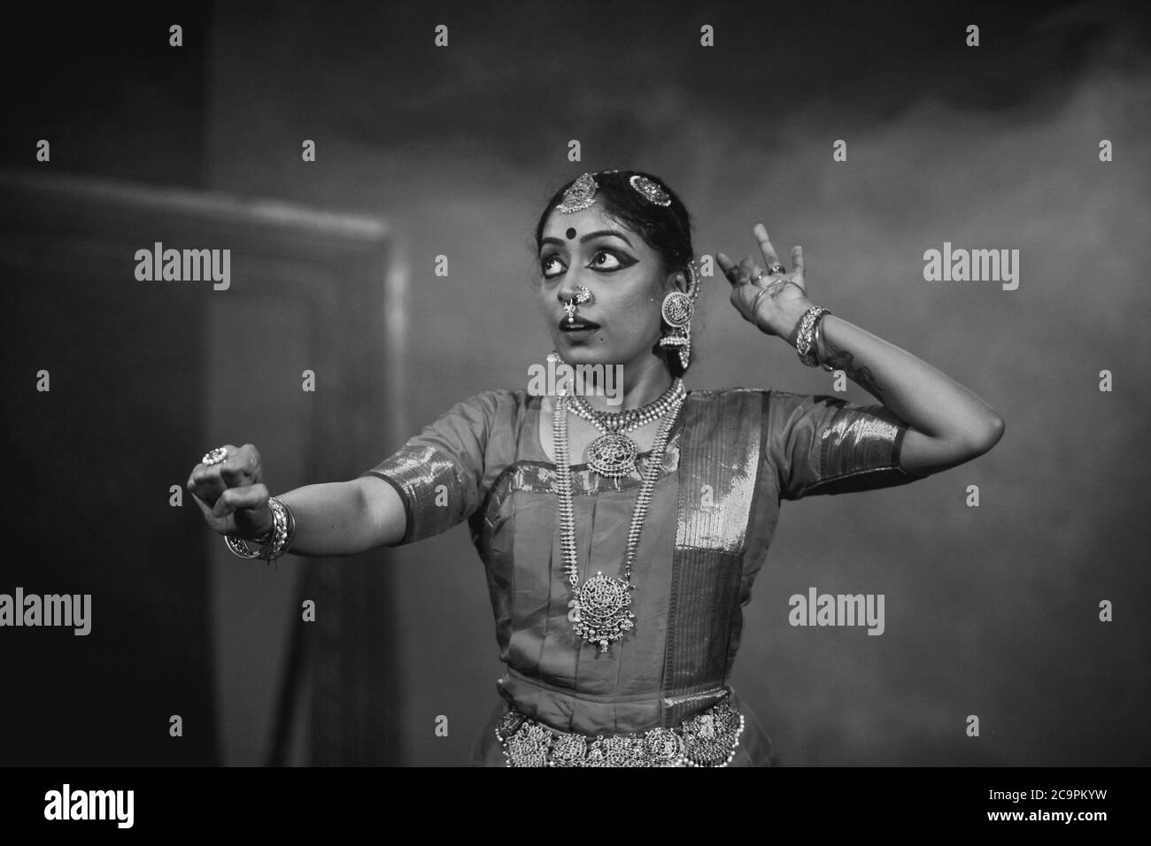 Magnifique danseur de bharatanatyam Banque D'Images