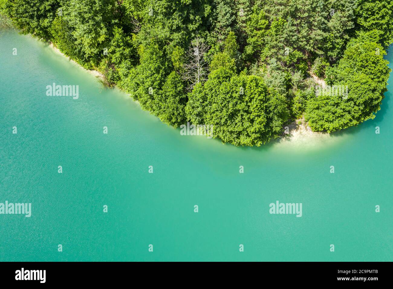 côte de carrière lac avec eau turquoise, et forêt verte à terre. vue aérienne d'en haut Banque D'Images