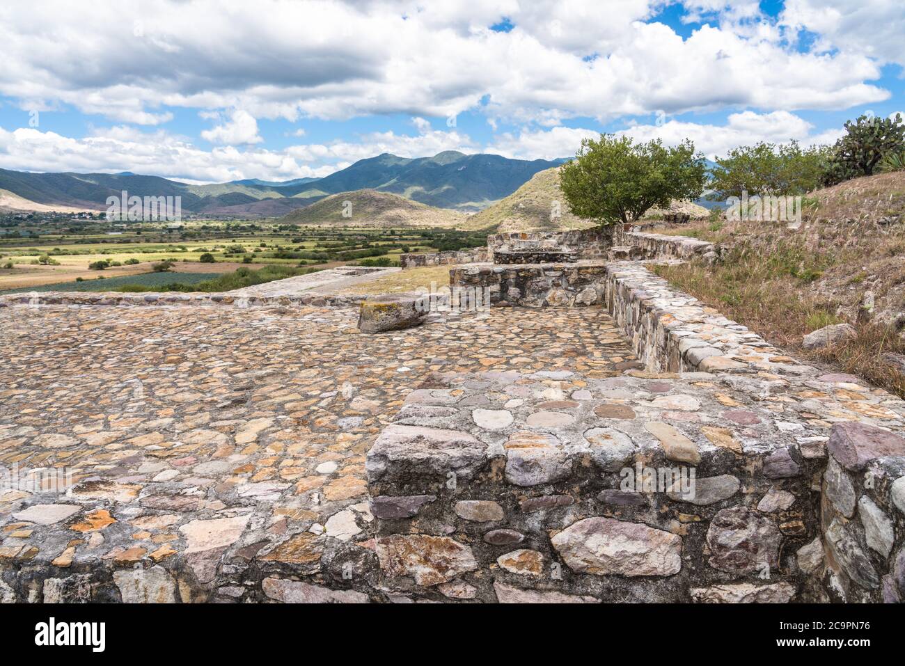 Le sommet du bâtiment A dans les ruines de la ville préhispanique de Zapotec de Dainzu dans la vallée centrale d'Oaxaca, Mexique. Banque D'Images