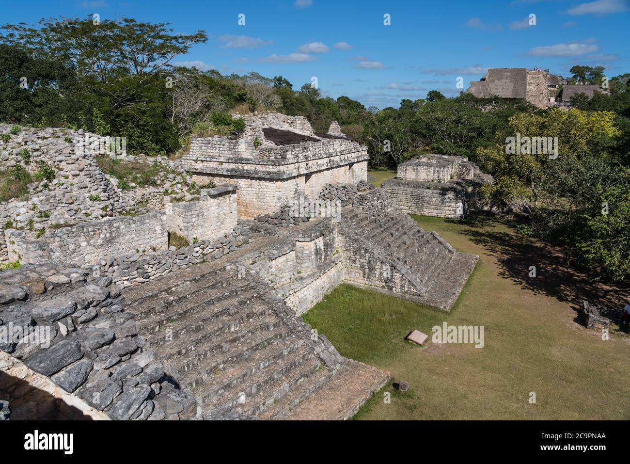 Les ruines partiellement restaurées des temples jumeaux sur le dessus de la structure 17 avec la grande ruine de l'Acropole derrière dans les ruines d'Ek Balam, Mexique. Banque D'Images