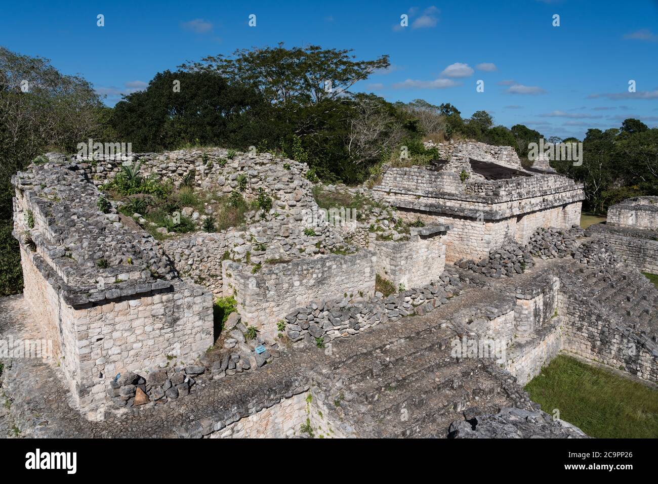 Les ruines partiellement restaurées des temples jumeaux sur le dessus de structure 17 dans les ruines de la ville maya pré-hispanique d'Ek Balam dans Yucatan, Mexique. Banque D'Images