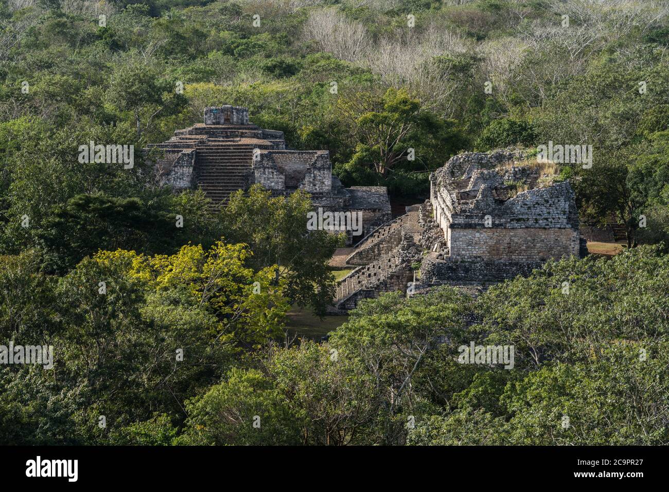 Le Palais ovale à gauche et la structure 17 ou les Twins, temples jumeaux, dans les ruines de la ville pré-hispanique maya d'Ek Balam à Yucatan, Mexique Banque D'Images