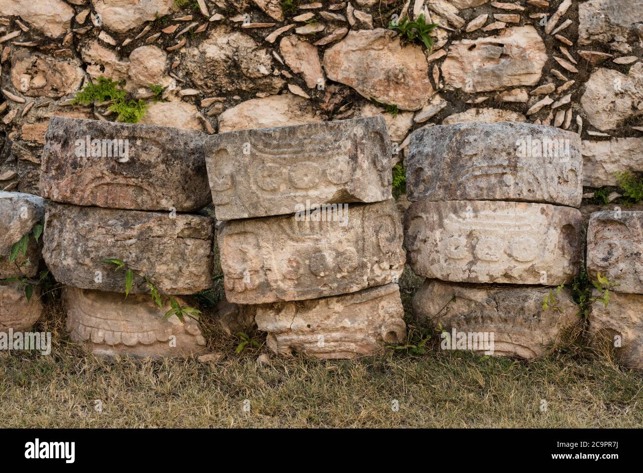 Pierres sculptées provenant de structures déchrées dans les ruines mayas préhispanique de Kabah. Kabah fait partie de la ville préhispanique d'Uxmal UNESCO Ctr. Banque D'Images