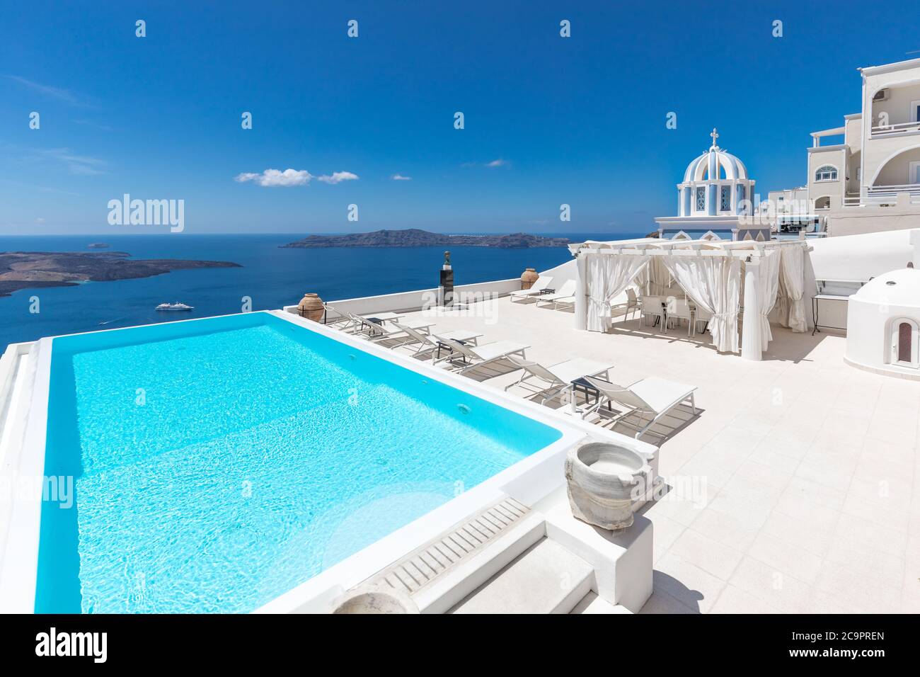 Paysage de voyage parfait avec piscine et vue sur la mer. Magnifique ciel bleu et lumière du soleil. Vue incroyable piscine à débordement Santorini, voyage d'été de luxe Banque D'Images