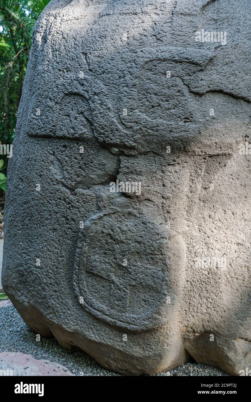 Monument 4, le vieux guerrier, des ruines d'Olmec de la Venta. Période préclassique (700-400 av. J.-C.). Musée la Venta, Villahermosa, Mexique. Banque D'Images