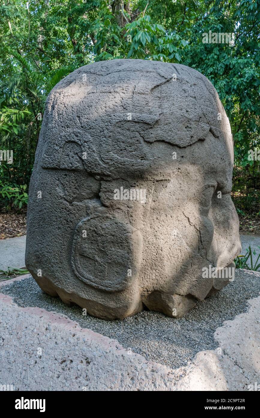 Monument 4, le vieux guerrier, des ruines d'Olmec de la Venta. Période préclassique (700-400 av. J.-C.). Musée la Venta, Villahermosa, Mexique. Banque D'Images