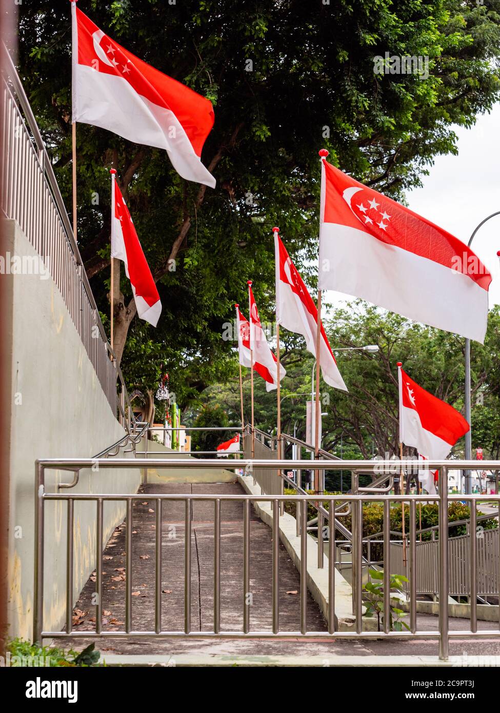 SINGAPOUR – JUL 31, 2020 – drapeaux nationaux de Singapour placés dans le domaine résidentiel Sin Ming HDB en préparation de la Journée nationale Banque D'Images