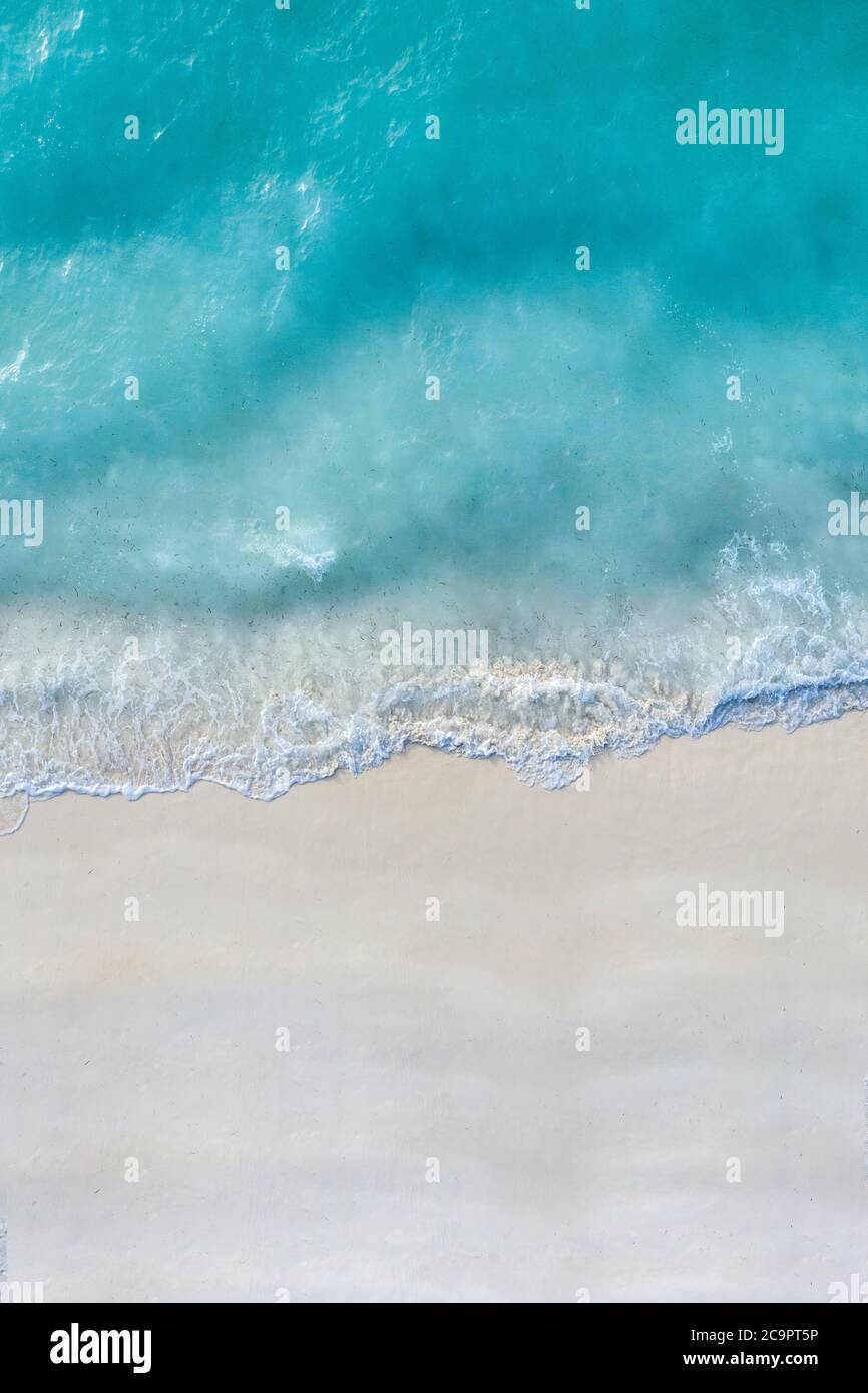 Vue aérienne sur la plage de sable et l'océan avec les vagues. Belle plage tropicale blanche vide et vagues de mer vues d'en haut. Belle plage de paysage de mer Banque D'Images