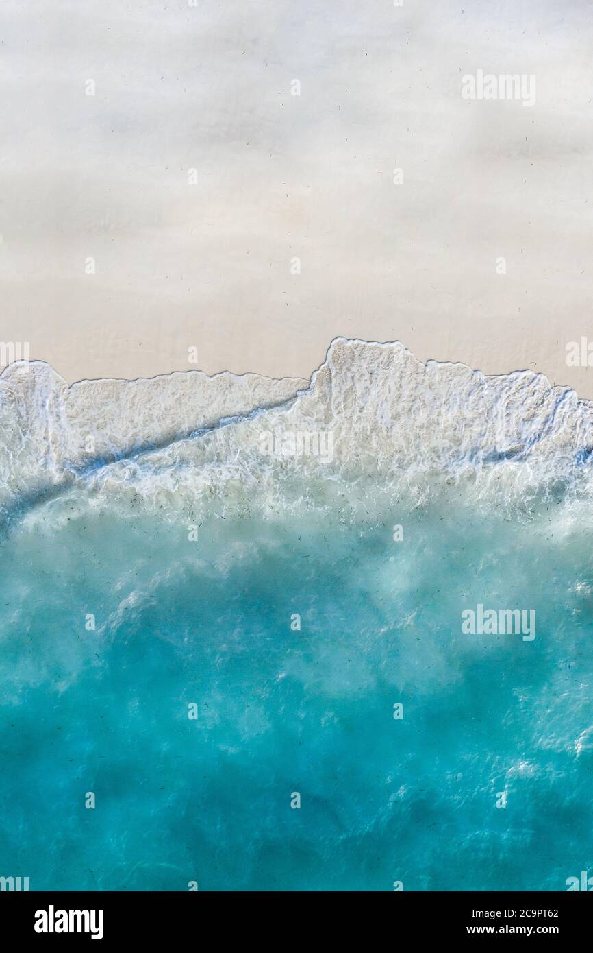 Vue aérienne sur la plage de sable et l'océan avec les vagues. Belle ...