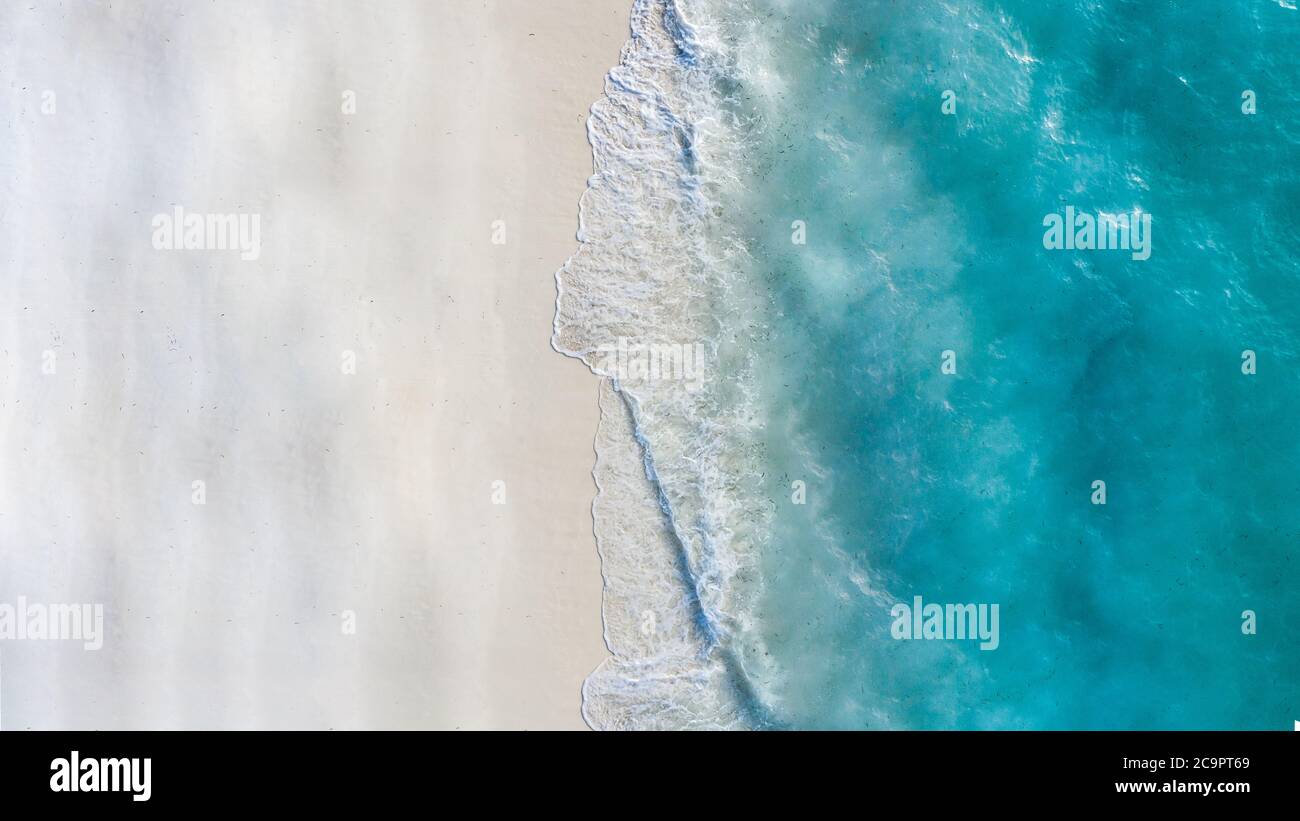 Vue aérienne sur la plage de sable et l'océan avec les vagues. Belle ...