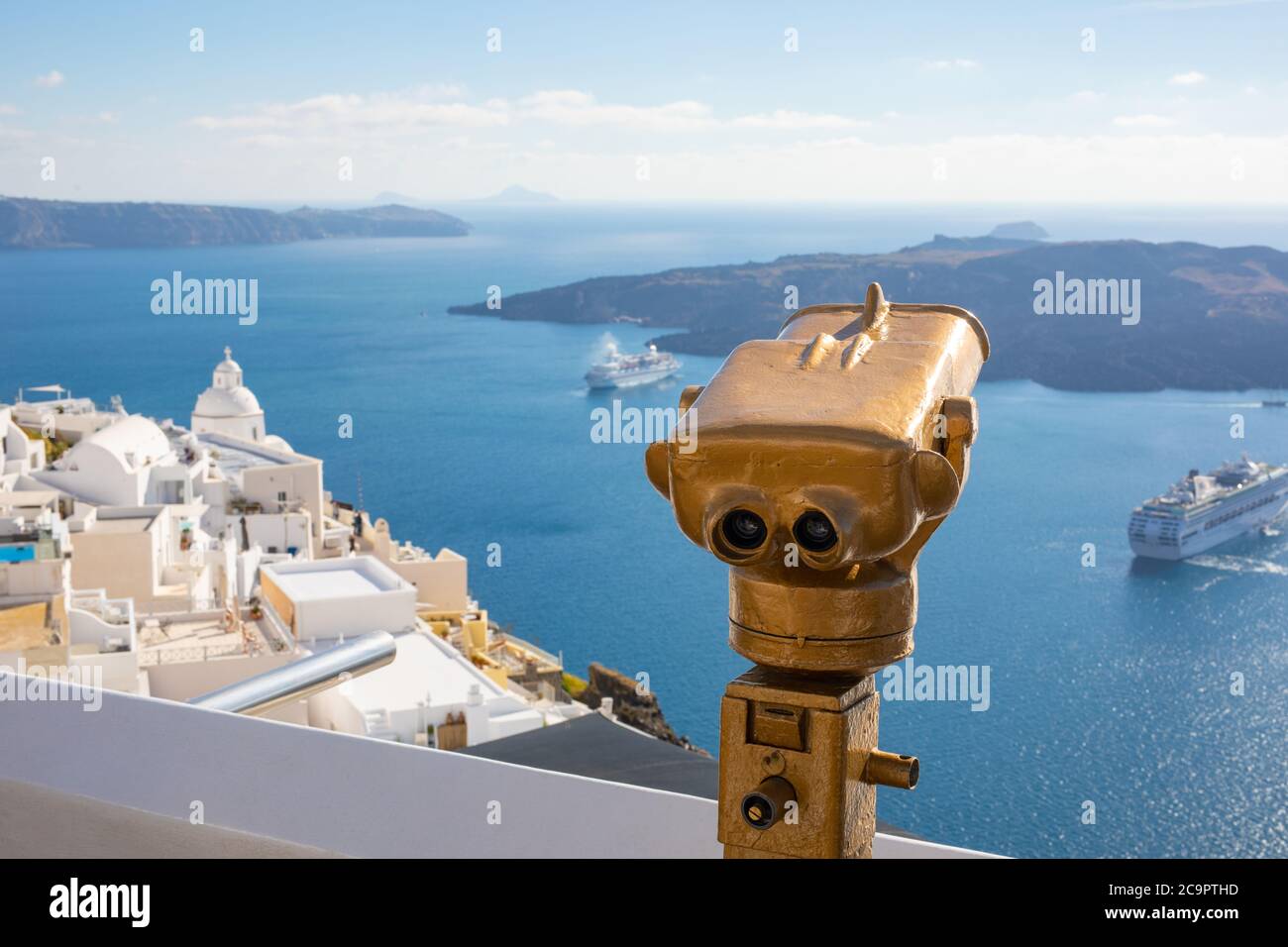 Tour optique, viseur à Santorin pendant la journée. Jumelles touristiques, télescope touristique regarder la mer depuis la ville de Santorini. Été Banque D'Images