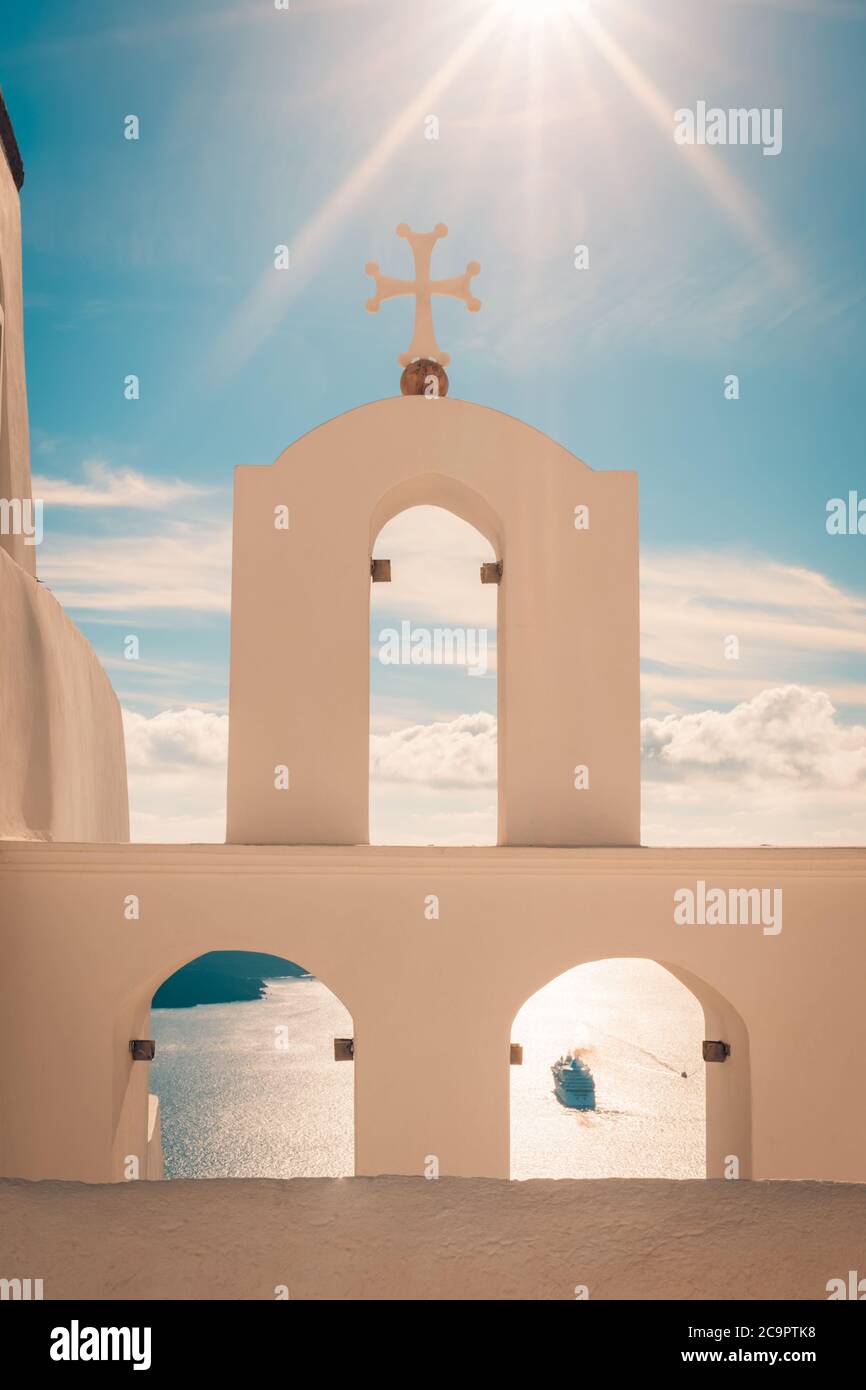Belle vue de l'église typique de Santorini en Grèce dans le Cyclades Banque D'Images