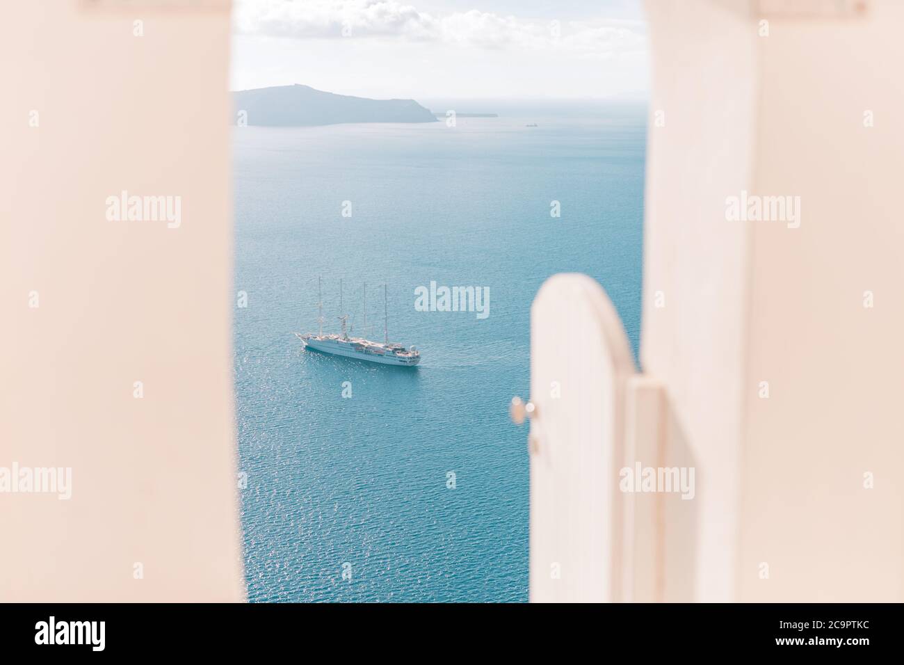 Escaliers blancs sur l'île de Santorini, Grèce. Vue sur la mer de Caldera avec un bateau de croisière en attente. Voyage d'été de luxe, vacances de rêve Banque D'Images