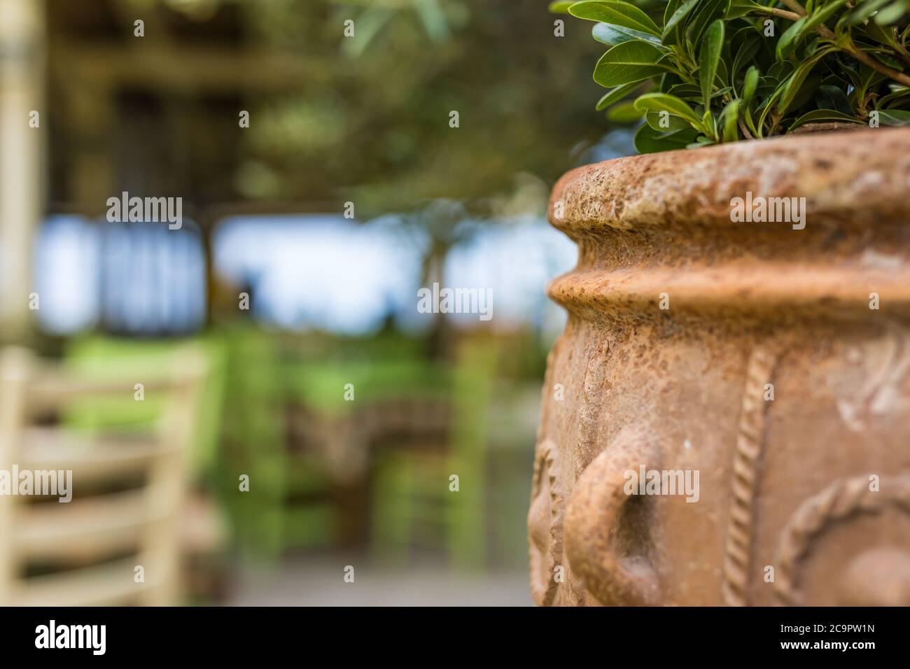Restaurant méditerranéen avec vase vintage, chaises et table avec vue sur la mer en Grèce Banque D'Images