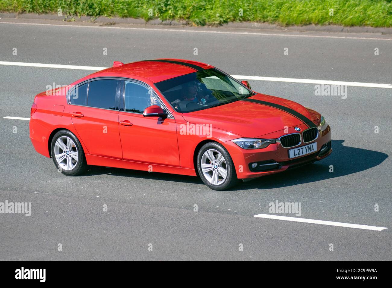 2014 rouge BMW 316D Sport Auto ; véhicules mobiles pour la circulation routière, voitures conduisant des véhicules sur les routes britanniques, moteurs, moto sur le réseau d'autoroute M6. Banque D'Images