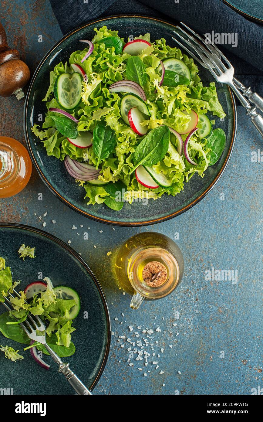 Salade verte saine avec légumes frais légers en gros plan Banque D'Images