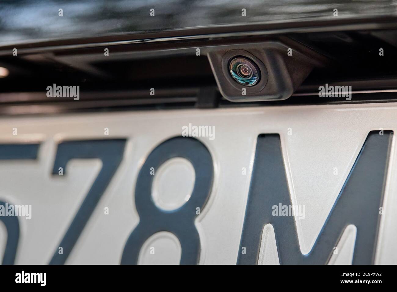 Caméra de recul de luxe pour véhicule arrière pour un gros plan pour l'aide au stationnement. Concept de sécurité de la conduite de voiture pendant le processus de stationnement. Équipement d'assistance en mode Banque D'Images