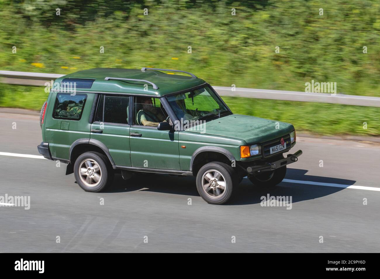 2002 Vert fané Land Rover Discovery TD5 ; véhicules en mouvement pour la circulation routière, voitures conduisant des véhicules sur les routes britanniques, moteurs, conduite sur le réseau d'autoroute M6. Banque D'Images