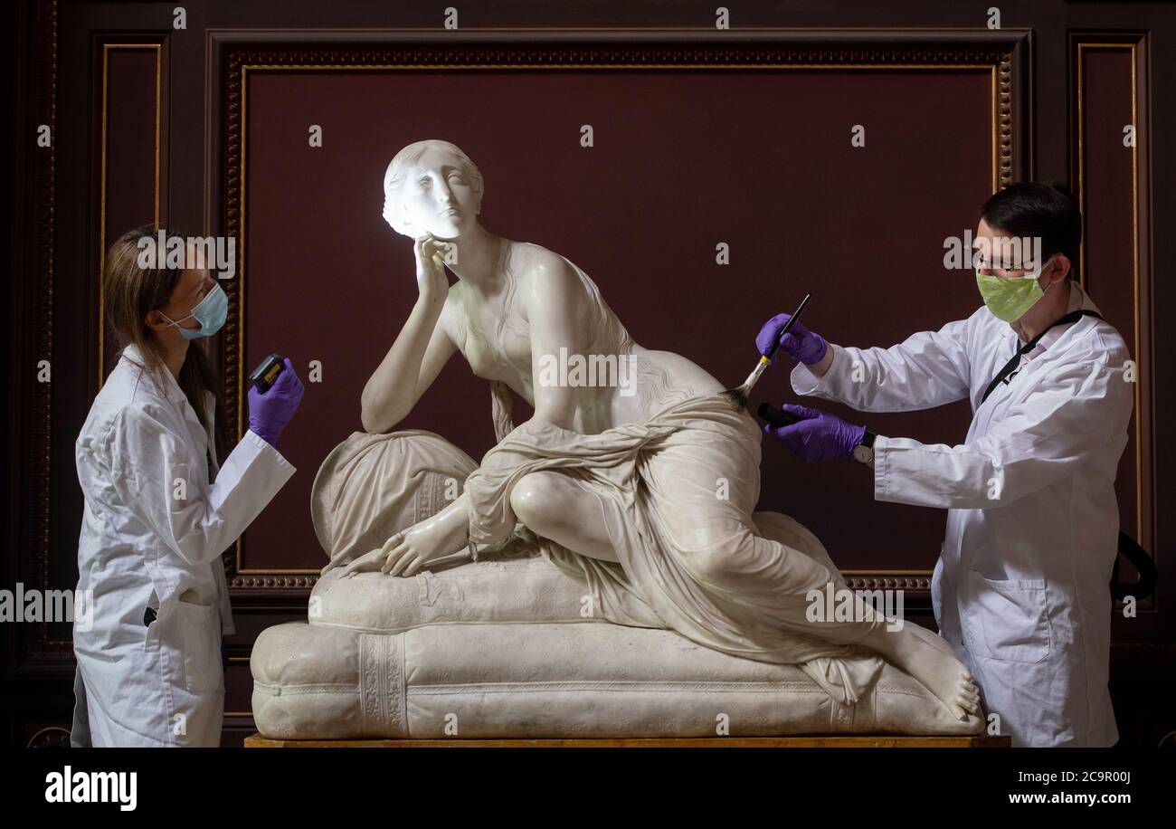 Monika Stokowiec et Edward Chese, restaurateurs, nettoient et inspectent la sculpture en marbre blanc la Pia Contrita de Pompeo Marchesi au musée Fitzwilliam de Cambridge, alors qu'ils préparent finalement leur réouverture au grand public après l'assouplissement des restrictions de confinement en Angleterre. Banque D'Images